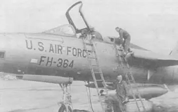 Заводской экипаж готов занять места в кабине F105F с серийным номером 638364 - фото 111