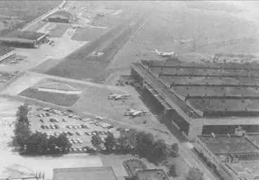 Два F105D на стоянке у главного ангара завода в Фэрмингдэйле Завод - фото 50