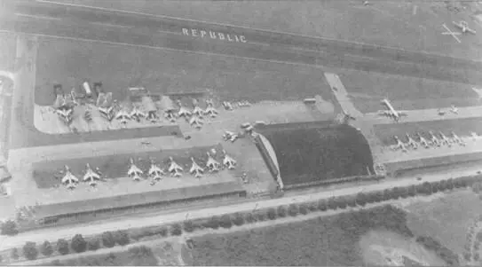 Истребителибомбардировщики F105D на стоянке заводского аэродрома фирмы - фото 52