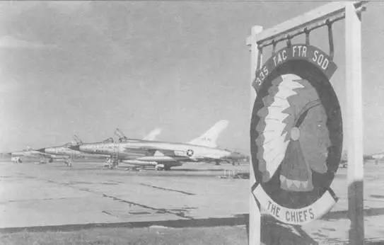 Три истребителябомбардировщика F105D сфотографированы на стоянке авиабазы - фото 53