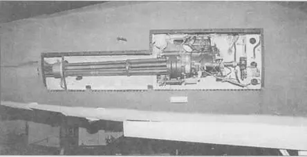 Борт фюзеляжа истребителябомбардировщика F105D со снятой панелью доступа к - фото 56