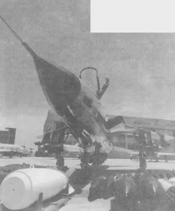 Истребительбомбардировщик F105D и разложенная рядом с ним его боевая - фото 79