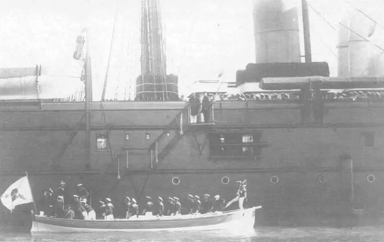 На корабль прибыл цесаревич 1890 г На Памяти Азова во время приборки и - фото 57