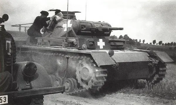 Танки вперёд Командирский танк PzBfWgIII AusfD1 на полном ходу Польша - фото 6