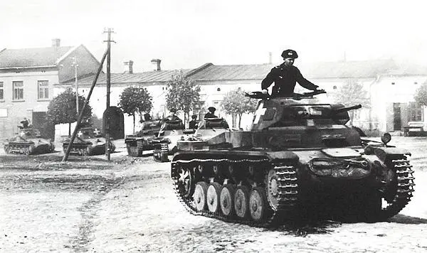 Колонна лёгких танков PzII и PzI на улице одного из польских городов - фото 9