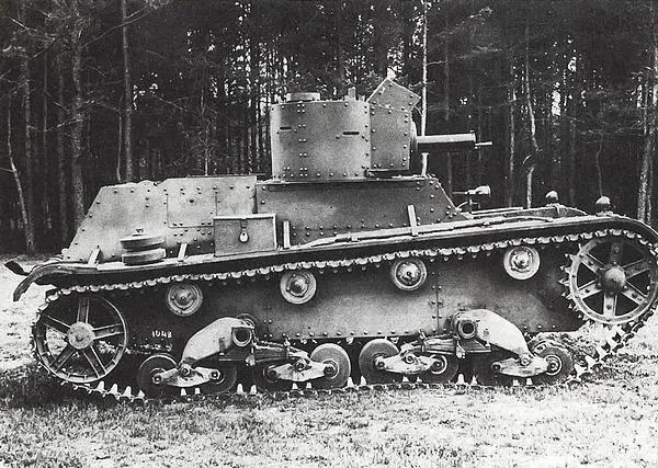 Польский лёгкий танк 7ТР На фото представлен первый двухбашенный вариант с - фото 10