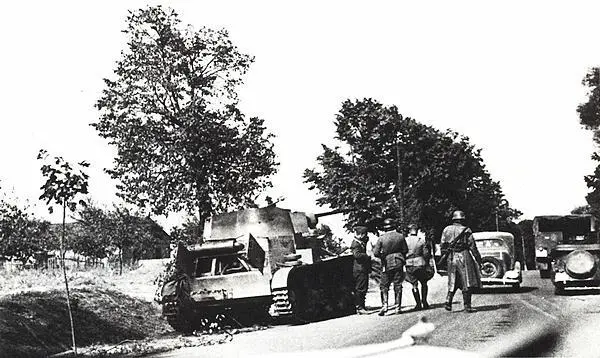 Немецкие солдаты возле польского танка 7ТР брошенного на обочине дороги - фото 27