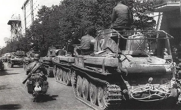 Танки Pz38t 8й танковой дивизии Вермахта на одной из улиц Парижа 14 июня - фото 95