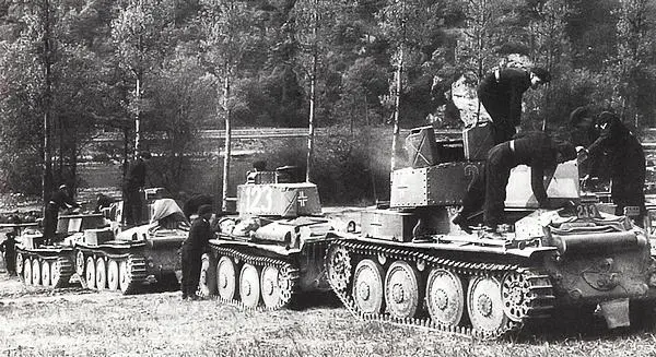 Колонна танков Pz38t из 7й танковой дивизии на привале Франция июнь 1940 - фото 98
