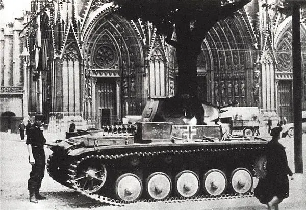 Лёгкий танк PzII перед собором в Реймсе Июнь 1940 года Используя ошибки - фото 99