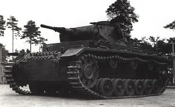 Средний танк PzIII AusfG С апреля 1940 года по май 1941го было выпущено - фото 115