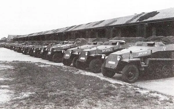 Новенькие бронетранспортёры SdKfz251 AusfС ждут отправки в войска - фото 124