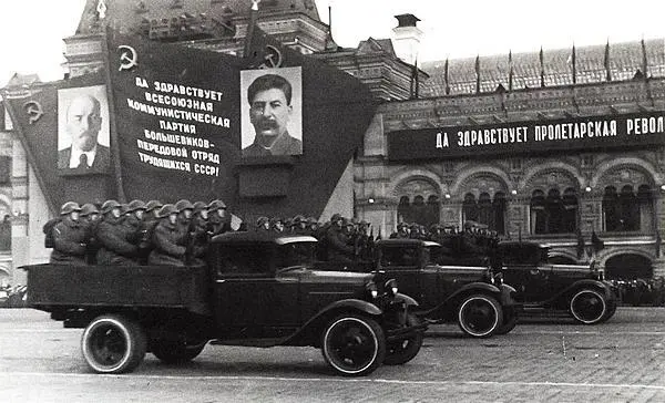 Пехота на грузовиках ГАЗАА проходит по Красной площади 7 ноября 1936 года - фото 142