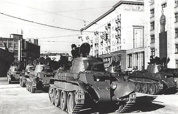 Танки БТ7 обр 1937 г перед выходом на Красную площадь Москва 7 ноября 1940 - фото 156