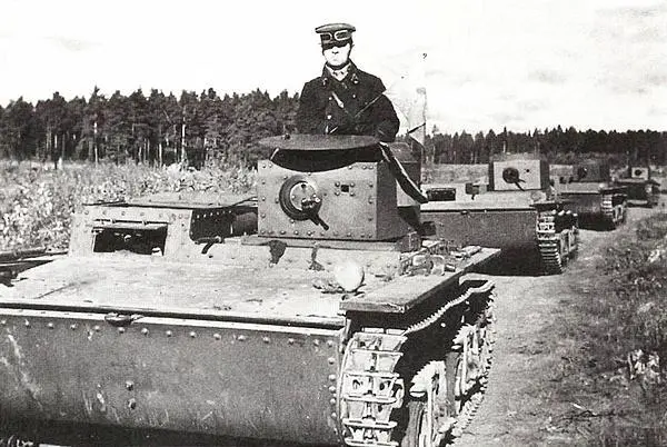 Колонна танков Т38 на учениях Ленинградского военного округа 1939 год К - фото 162
