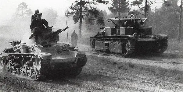 Pz35t 6й танковой дивизии Вермахта проезжает мимо брошенного Т28 2й - фото 202