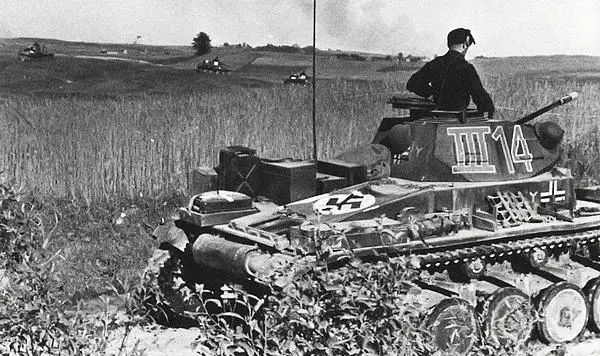 Танк PzII штаба 3го батальона 25го танкового полка 7й танковой дивизии - фото 215
