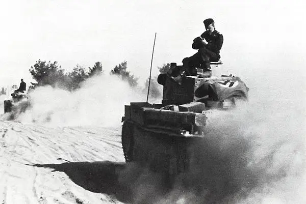 Колонна танков Pz38t 20й танковой дивизии 3й танковой группы на марше - фото 216