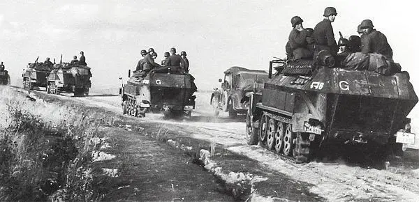 Колонна мотопехоты 2й танковой группы на бронетранспортёрах SdKfz251 - фото 225