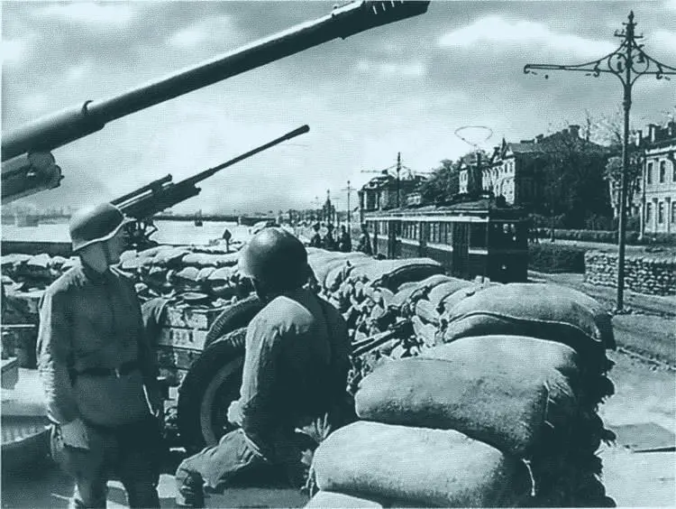 Зенитные установки на набережной Невы 1941 г Женский отряд на улице - фото 10