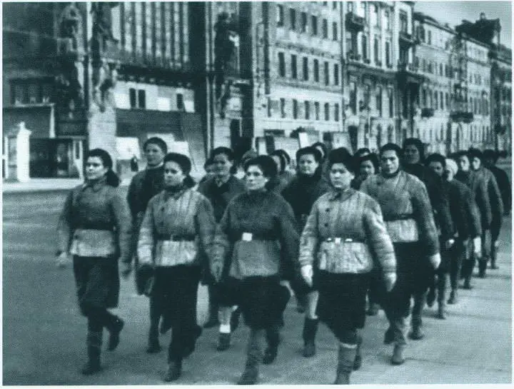 Женский отряд на улице Ленинграда 1941 г Громкоговорители для информации - фото 11