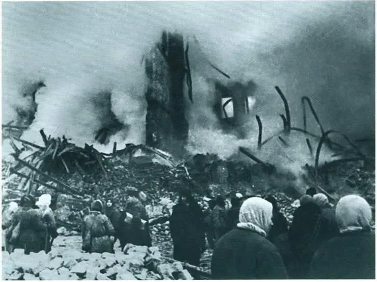 После очередного артобстрела 1942 г В разрушенной квартире 1942 г - фото 18