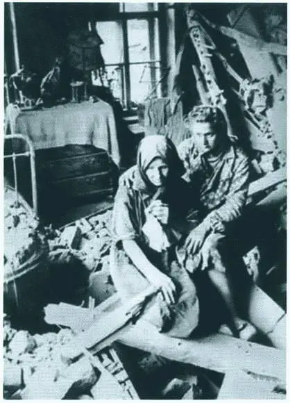 В разрушенной квартире 1942 г Стирка на набережной - фото 19