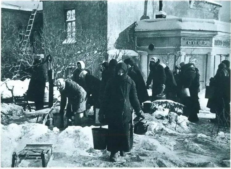 У водоразборной колонки установленной на углу улицы Дзержинского и Загородного - фото 25