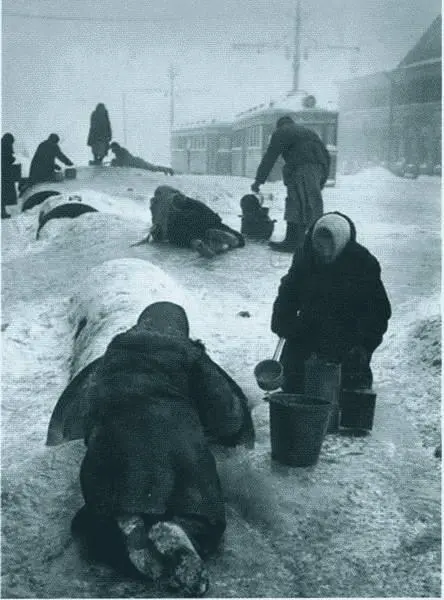 Обессиленные жители по дороге за водой Зима 1942 г На Неве Зима 1942 г - фото 27