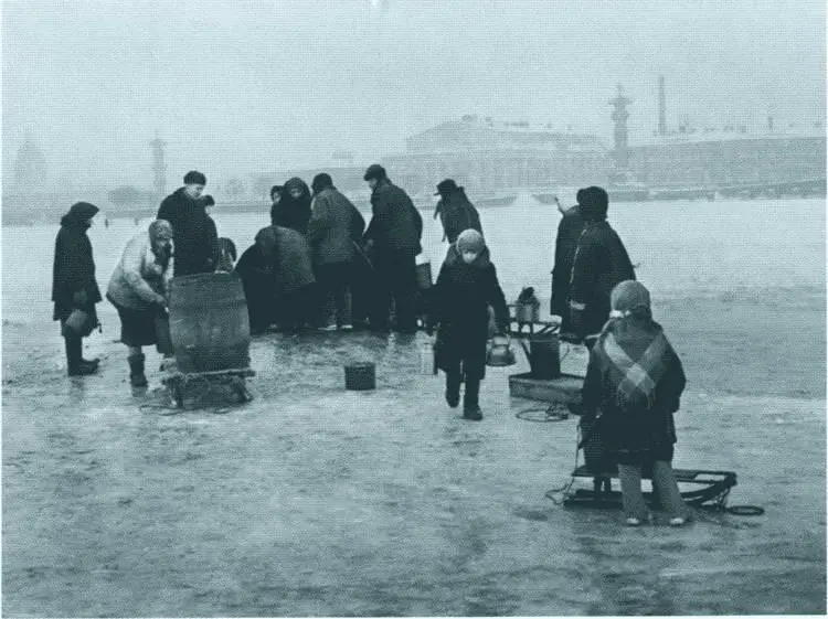 На Неве Зима 1942 г Прощание со сверстником Весна 1942 г - фото 28