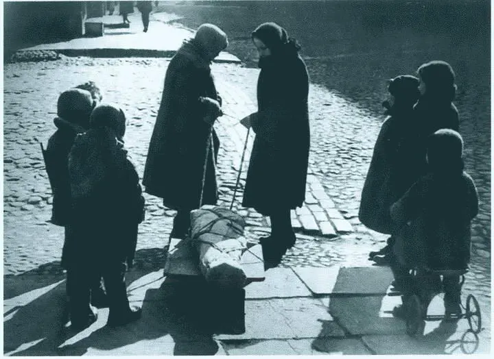 Прощание со сверстником Весна 1942 г Родственники везут умершего на - фото 29