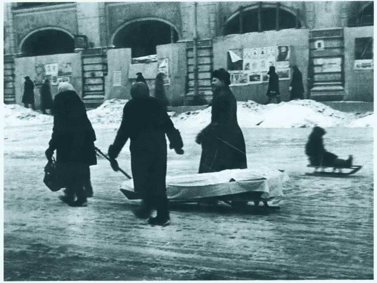 Родственники везут умершего на кладбище Весна 1942 г Могильщики за - фото 30