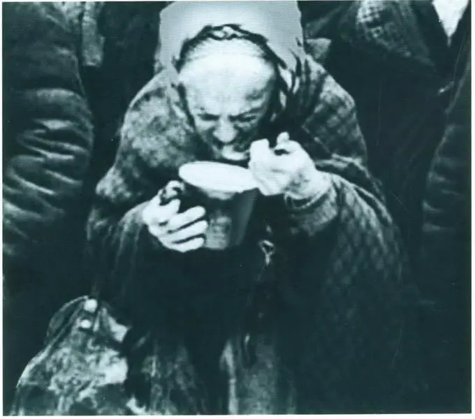Истощенные голодом ленинградцы 1942 г Ребенок возле плаката 1942 г - фото 38