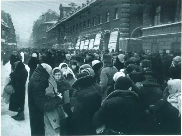 Толкучка у Кузнечного рынка Зима 194142 г Обмен товарами на рынке - фото 45
