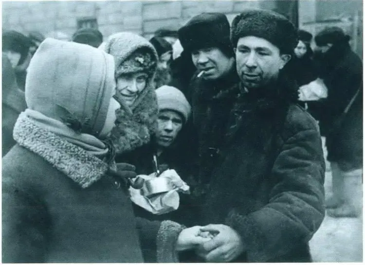 Обмен товарами на рынке Тихий ход Опасно Неразорвавшаяся бомба 1942 г - фото 46