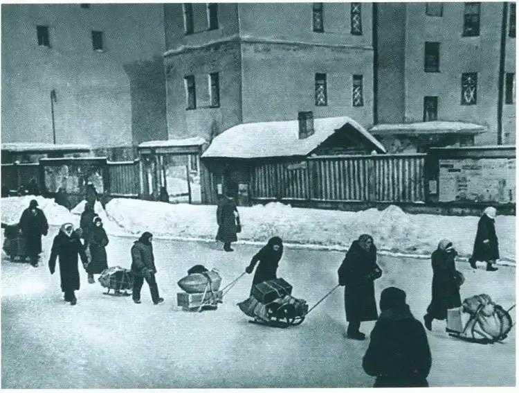 Эвакуируемые из города везут свои вещи на Финляндский вокзал Март 1942 г - фото 51