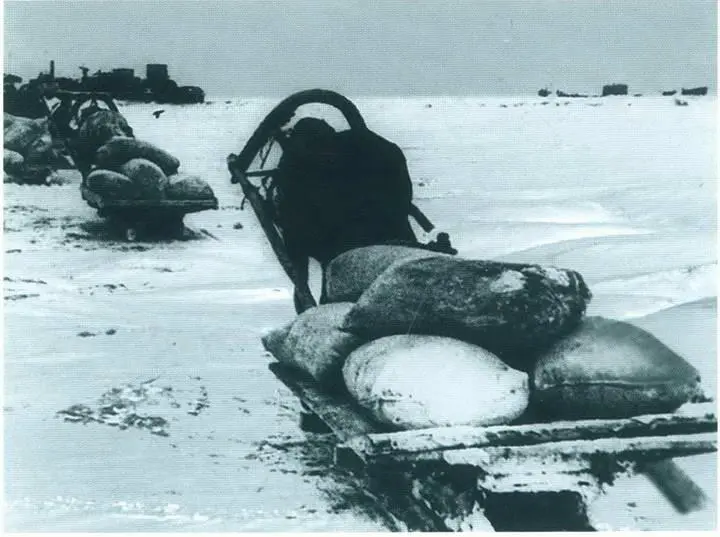 Продовольствие в Ленинград везут по льду Ладожского озера Зима 194142 г - фото 57