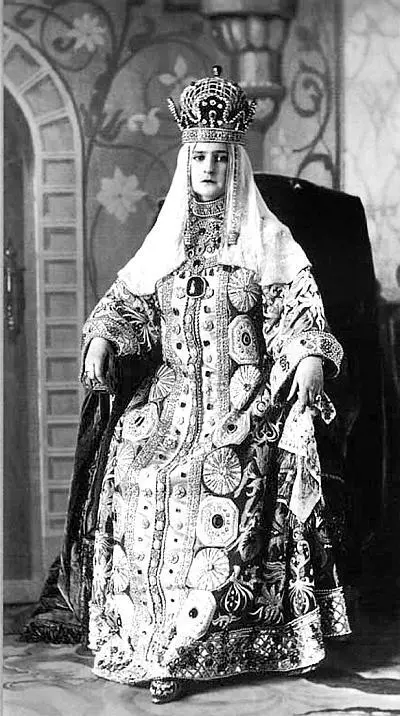 Императриц а Александра Федоровна в костюме царицы Марии Ильиничны 1903 г - фото 112
