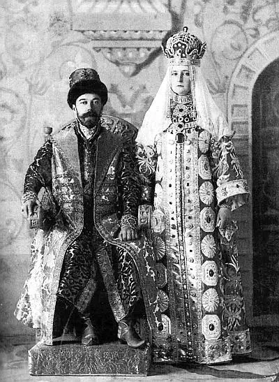 Николай II и Александра Федоровна в маскарадных костюмах 1903 г Пуговицы с - фото 115