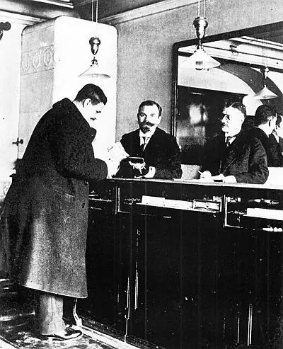 Великий князь Кирилл Владимирович в магазине фирмы К Фаберже на Б Морской - фото 143