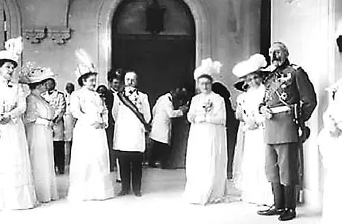 Обергофмаршал ПК Бенкендорф справа Ливадия 1912 г Судьбой - фото 298