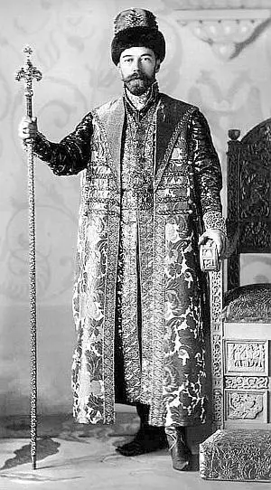 Николай II в маскарадном костюме 1903 г Учитывая масштабы действа для - фото 392