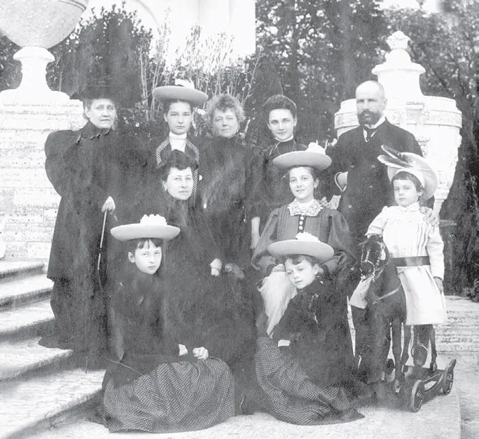 ПА Столыпин со своей семьей 1907 г Строгой и стройной анфиладой тянулись - фото 30