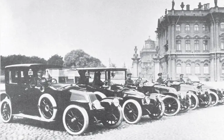 Автомобили фирмы Рено на фоне Зимнего дворца 1910 г Еще один любопытный - фото 311