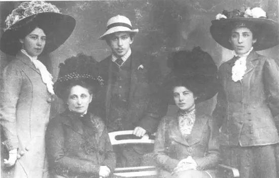 С матерью и сестрами на водах Германия Киссинген 1909 Денди или Илья - фото 2