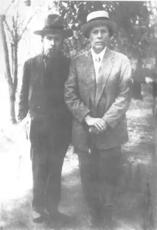 В 1918 году Эренбург и Алексей Толстой на Тверском бульваре в Москве - фото 6