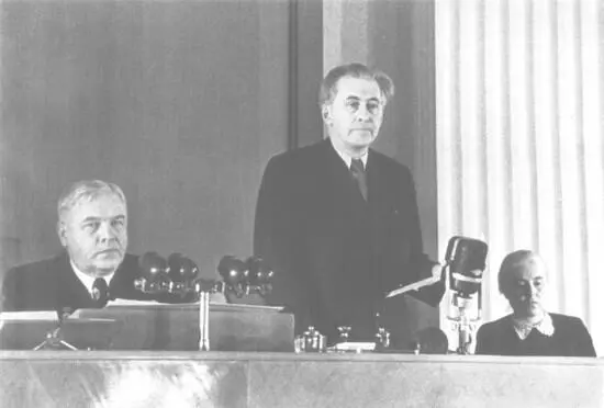 Вручение Сталинской премии мира Москва Кремль 21 января 1953 Слева академик - фото 19