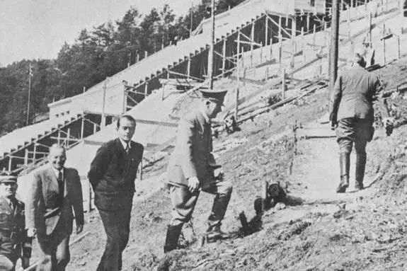 Гитлер и Шпеер инспектируют строительство стадиона в Нюрнберге 21 марта 1938 - фото 3