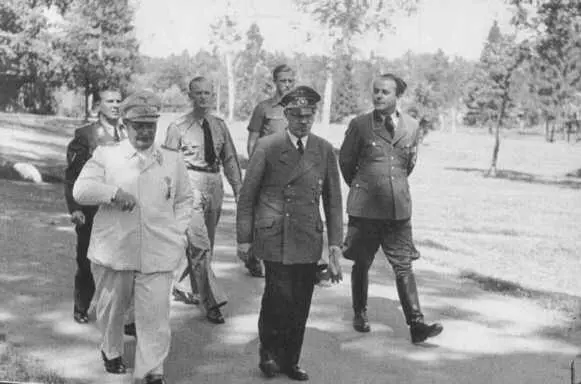 Геринг Гитлер и Шпеер на прогулке 10 августа 1943 В самолете 1943 - фото 4