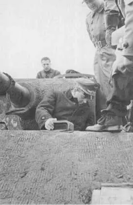 На испытаниях танка Пантера 1943 Высшие офицеры и руководство Германии - фото 7